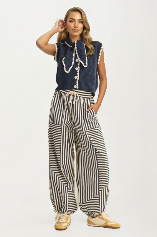 Sleeveless Knit Vest with Oversized Bow Collar and Contrast Trim